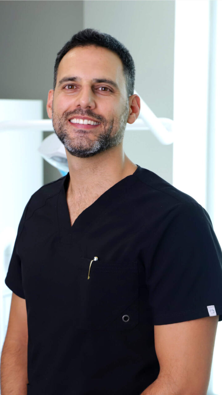 https://www.dentalimplantscr.com/wp-content/uploads/2024/05/Doctor-Sergio-Ortiz-Mario-Garita-Dental-Office-2023-e1714680907175-720x1280.jpg
