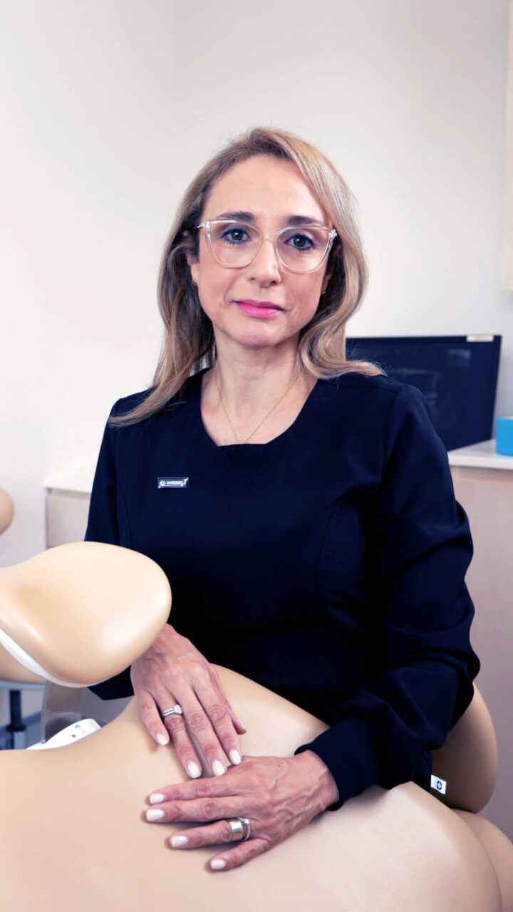 https://www.dentalimplantscr.com/wp-content/uploads/2024/05/Doctora-Elizabeth-Palacios-Mario-Garita-Dental-Office-2023-e1714681141339-720x1280.jpg